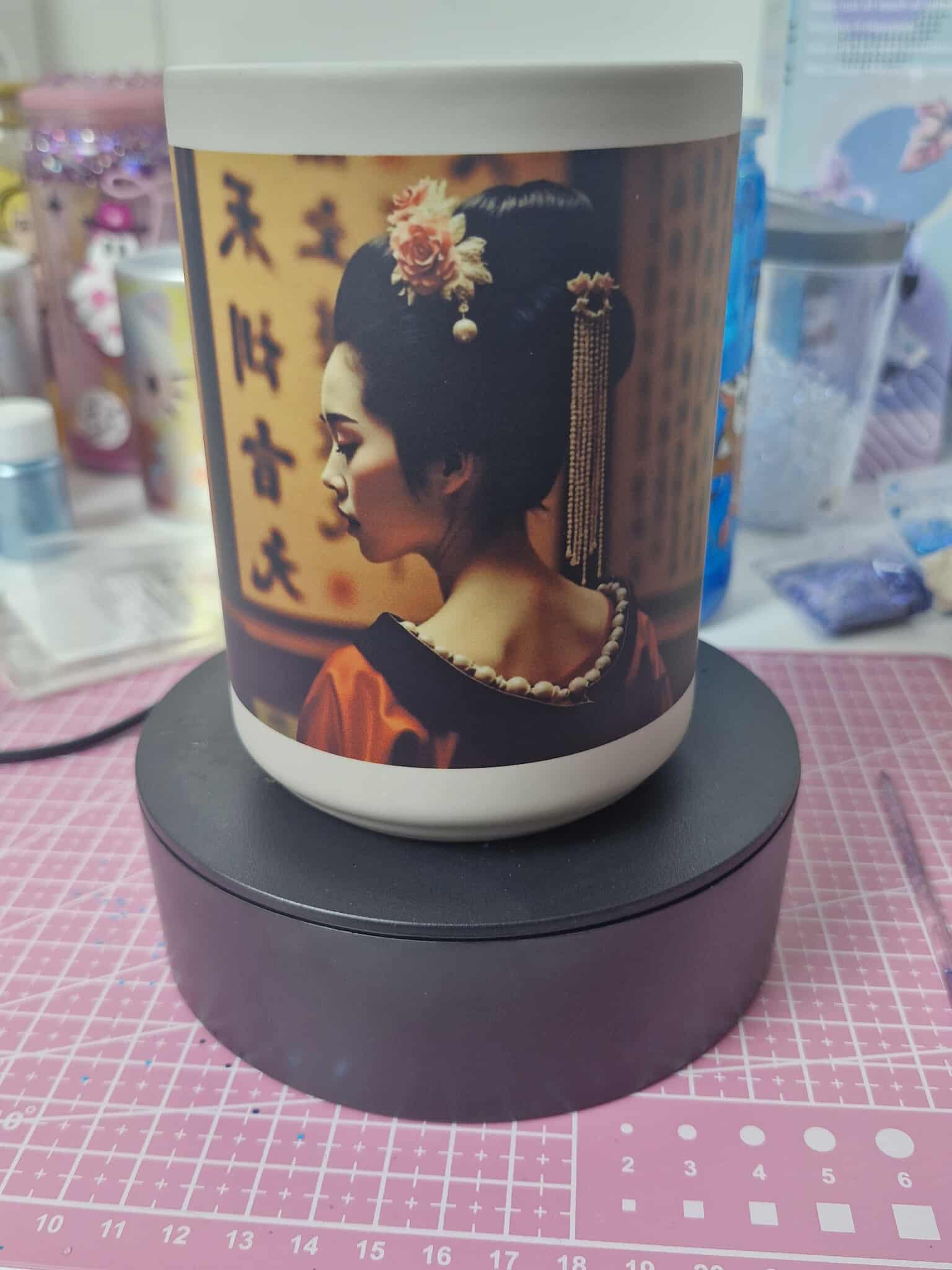 🖤🌸 Mug Magique Noir – Geisha Élégante & Art Japonais